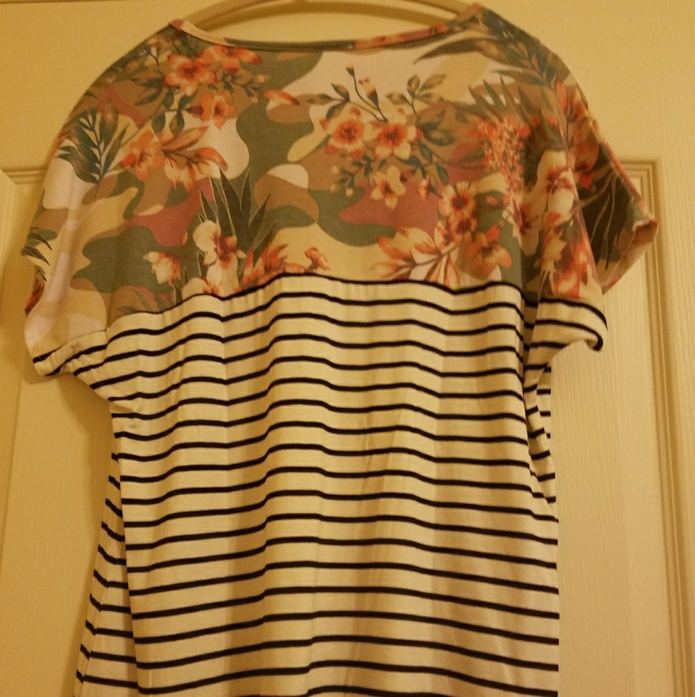 LAST ONE! Color-Block Top w/ Tropical Flowers ๐ - Picture 6 of 7